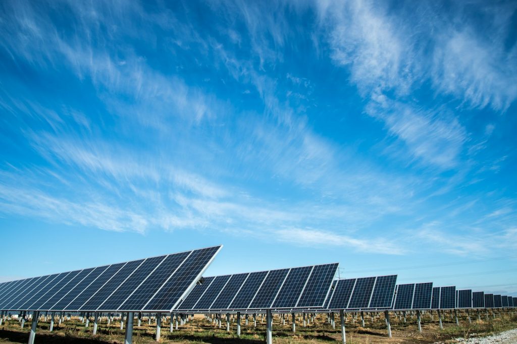 Produktion von Solarmodulen mit blau schimmernden Siliziumzellen