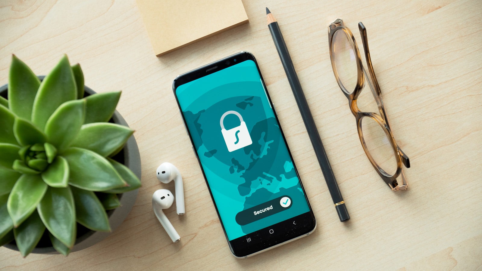 Verschlossenes Vorhängeschloss vor leuchtenden digitalen Datenlinien