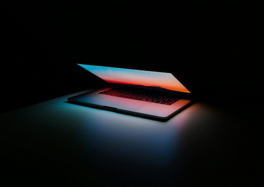 Laptop mit Vorhängeschloss als Symbol für Datenschutz bei KI-Chatbots