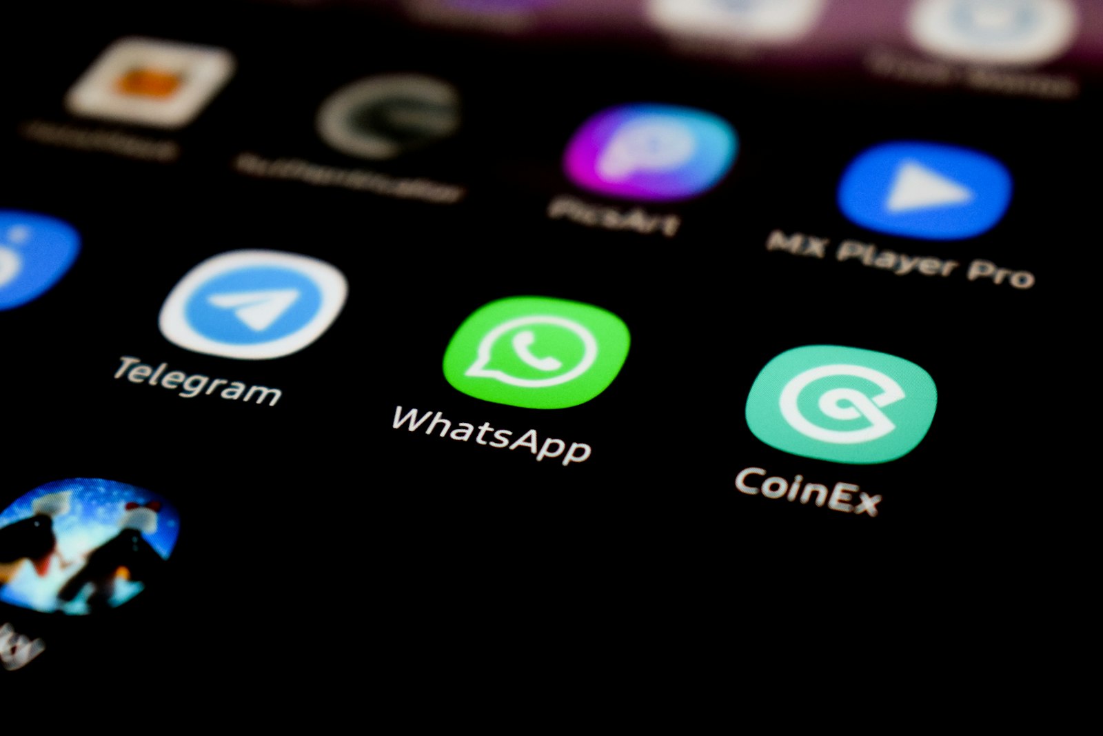 Smartphone mit Chat-App, symbolisch für Datenspuren in KI-Unterhaltungen
