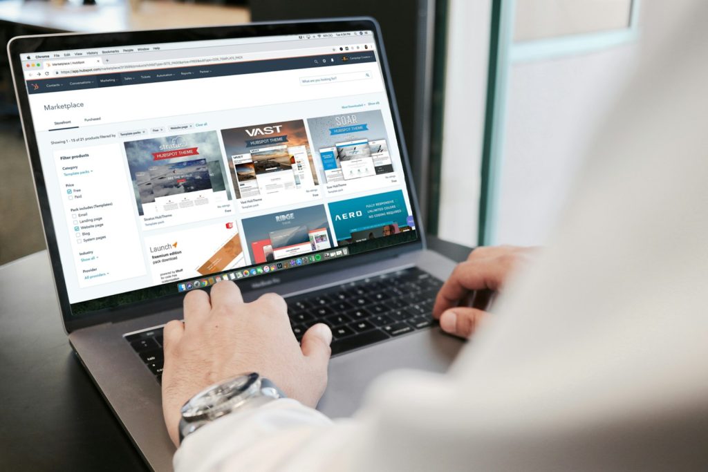 Laptop mit Produktansicht auf einem Schreibtisch