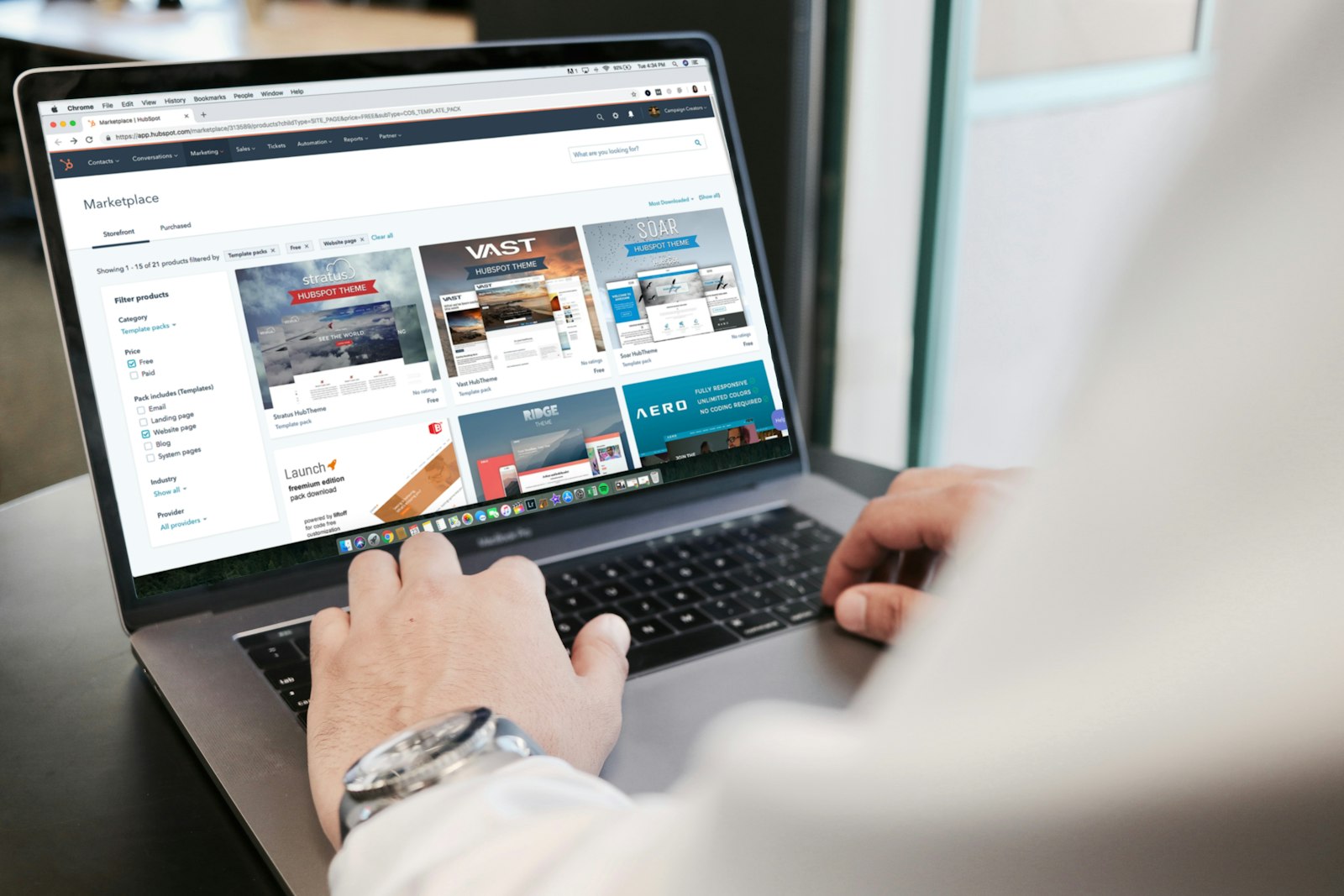 Laptop mit Produktansicht auf einem Schreibtisch
