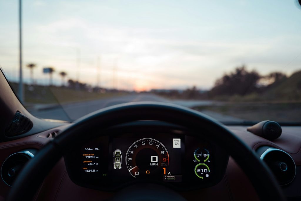 Autofahrer spricht mit einem Sprachassistenten über das Armaturenbrett