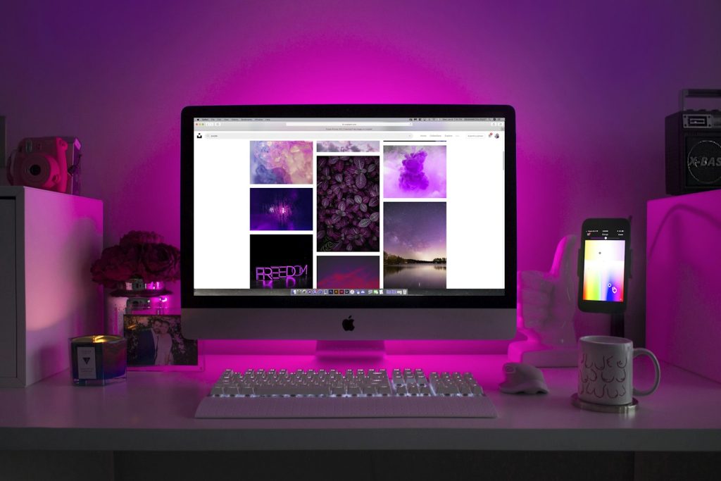 Arbeitsplatz mit Monitor und Tastatur