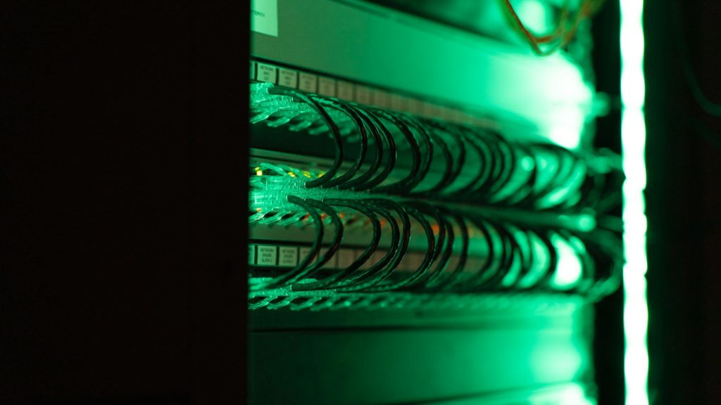 Serverraum mit Netzwerkkabeln und Rechenzentrums-Racks