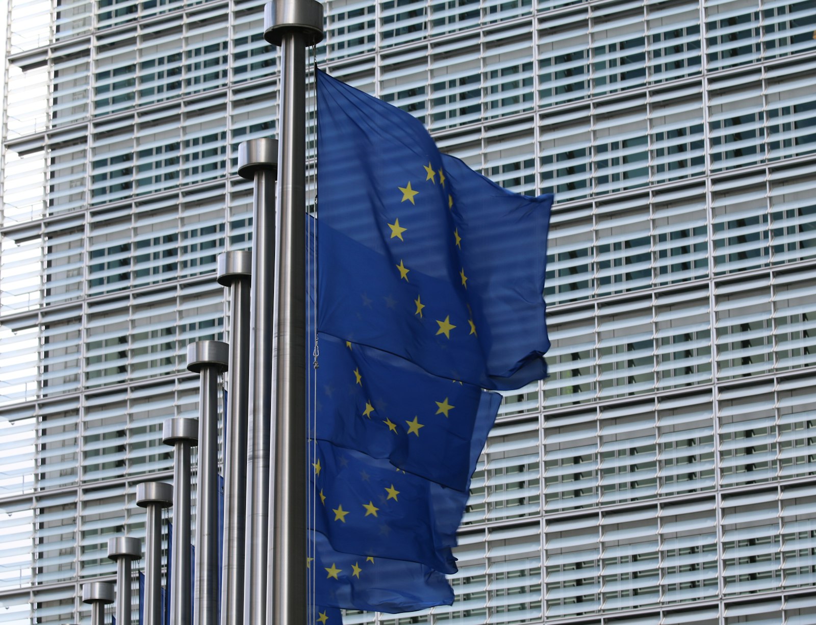 Europaflaggen vor einem Gebäude der Europäischen Union in Brüssel