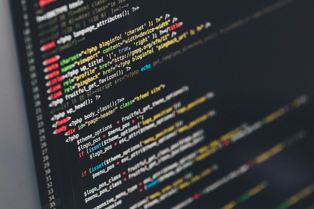 Laptop mit Sicherheitscode auf einem dunklen Schreibtisch