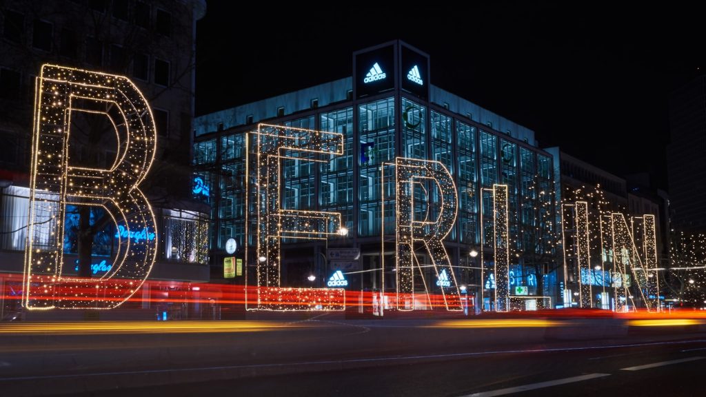 Abstrakte Lichtreflexionen an einer modernen Berliner Glasfassade