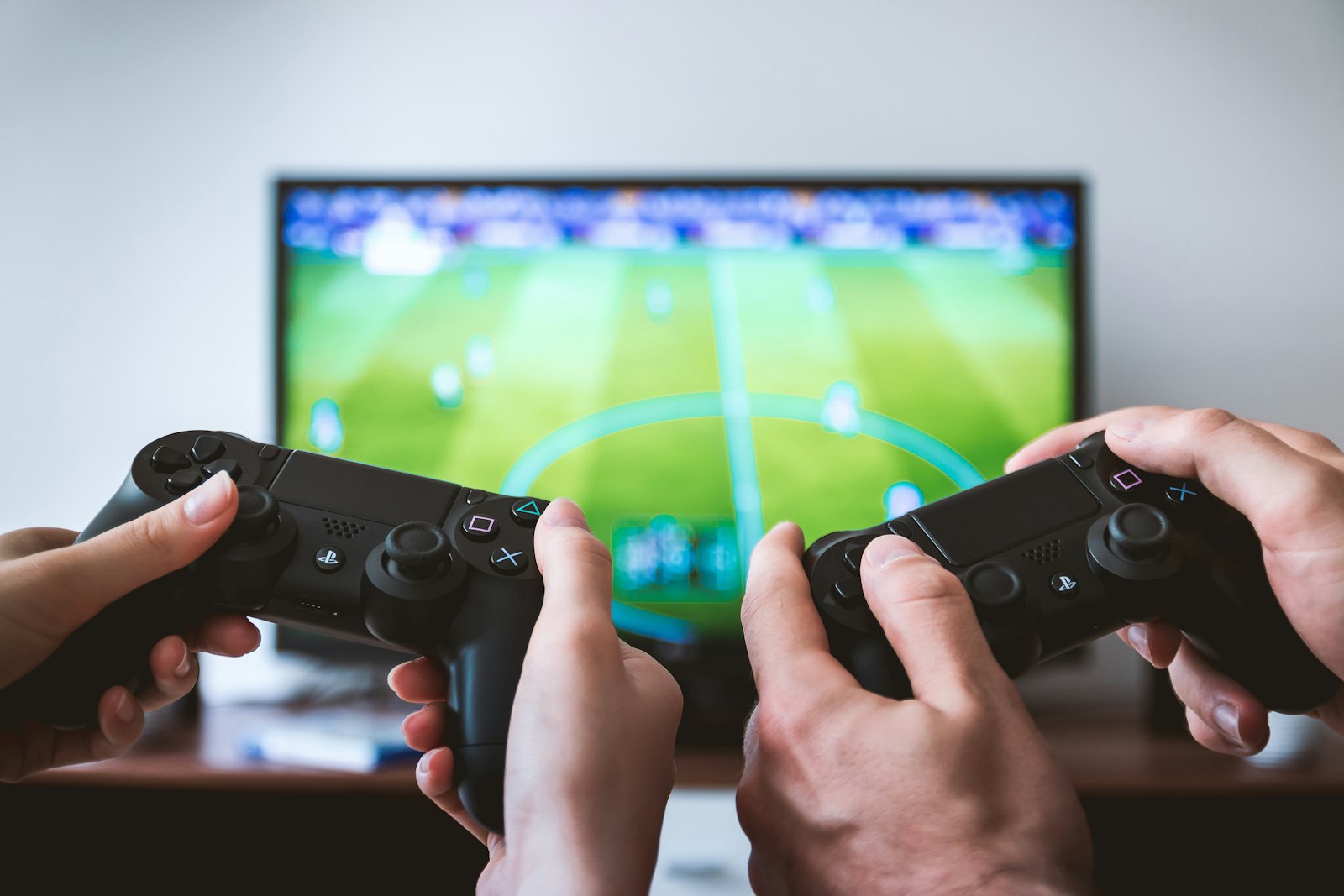 Videospiel mit Controller und leuchtendem Bildschirm als Symbol für einen KI-Agenten