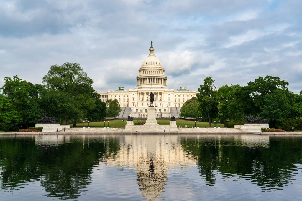 Die Kuppel des Kapitols in Washington vor hellem Himmel