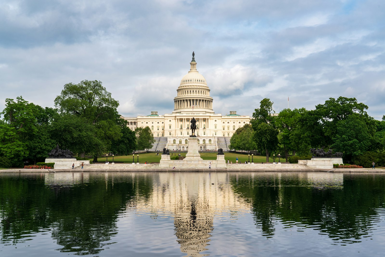 Die Kuppel des Kapitols in Washington vor hellem Himmel