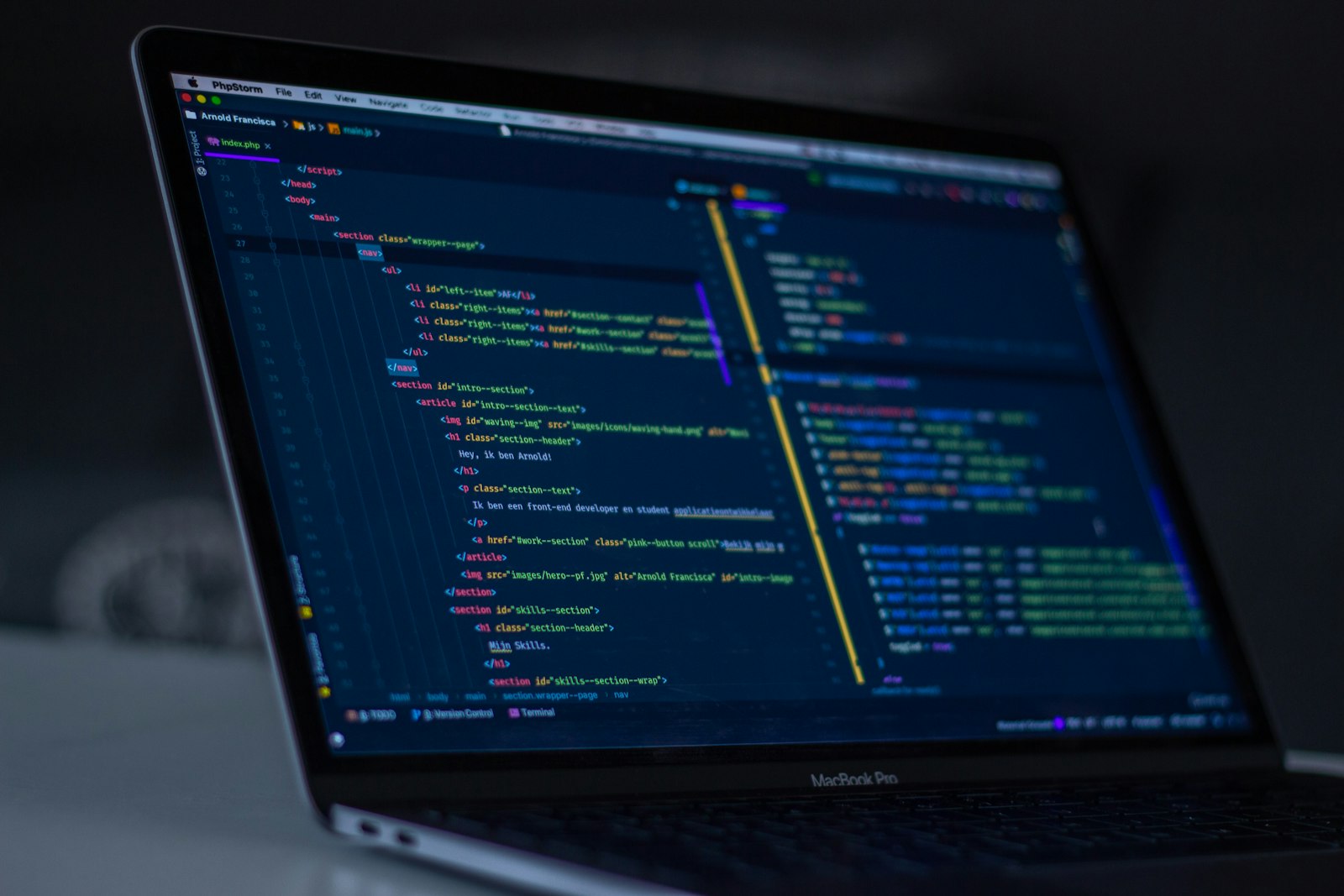 Entwickler arbeitet mit Code auf einem Laptop-Bildschirm, Symbolbild für KI-Coding-Tools