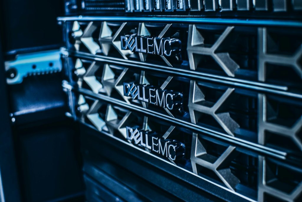 Reihen von Server-Racks in einem Rechenzentrum mit blauer Beleuchtung