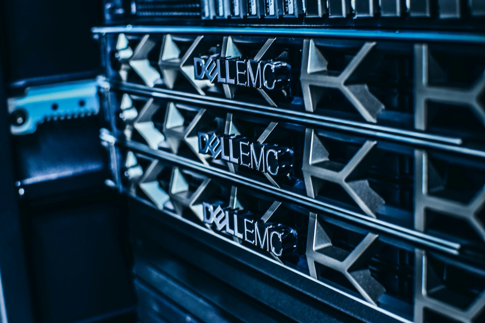 Reihen von Server-Racks in einem Rechenzentrum mit blauer Beleuchtung