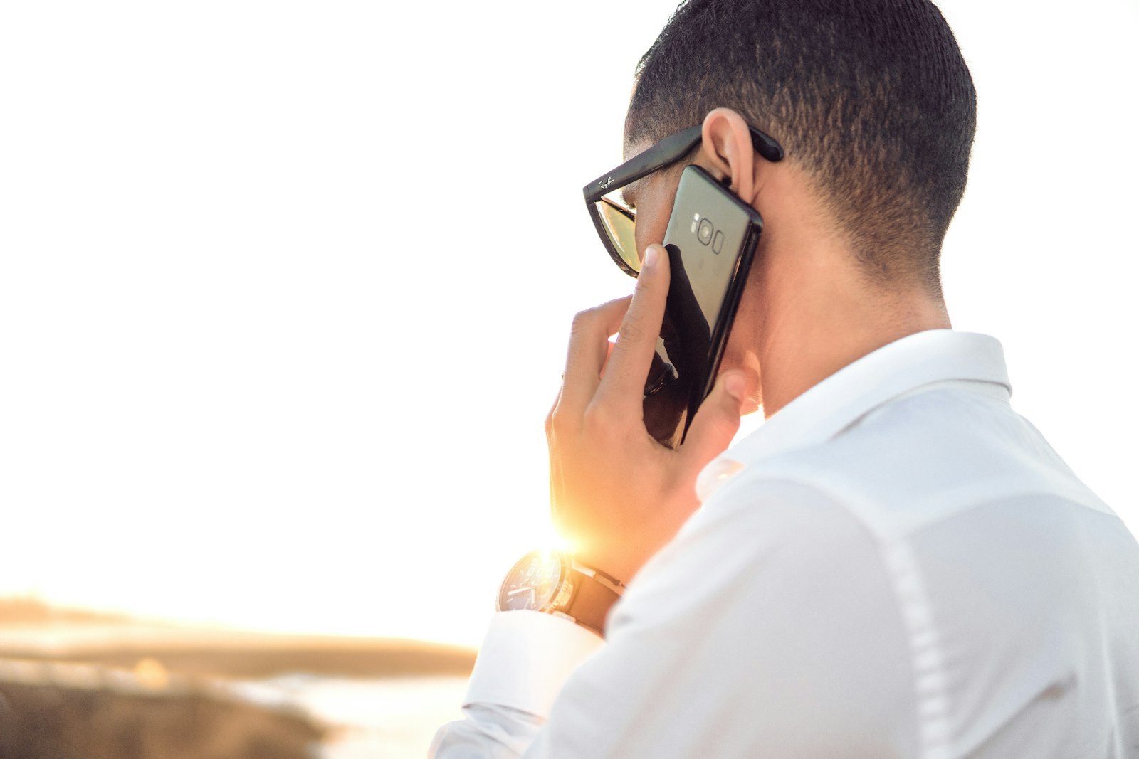 Smartphone auf einem Tisch während eines Telefongesprächs