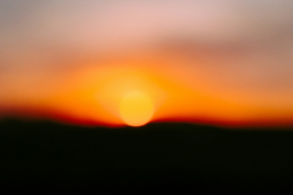 Sonnenlicht bricht durch eine Wolkendecke