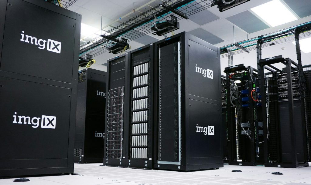 Rechenzentrum mit blau beleuchteten Serverracks