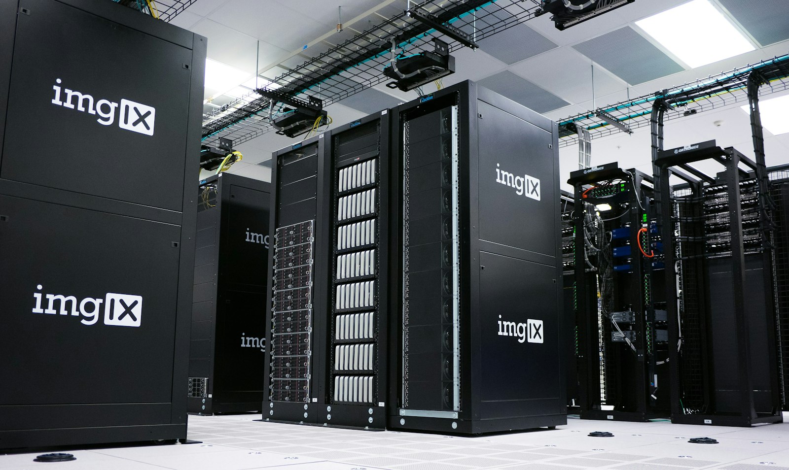 Rechenzentrum mit blau beleuchteten Serverracks