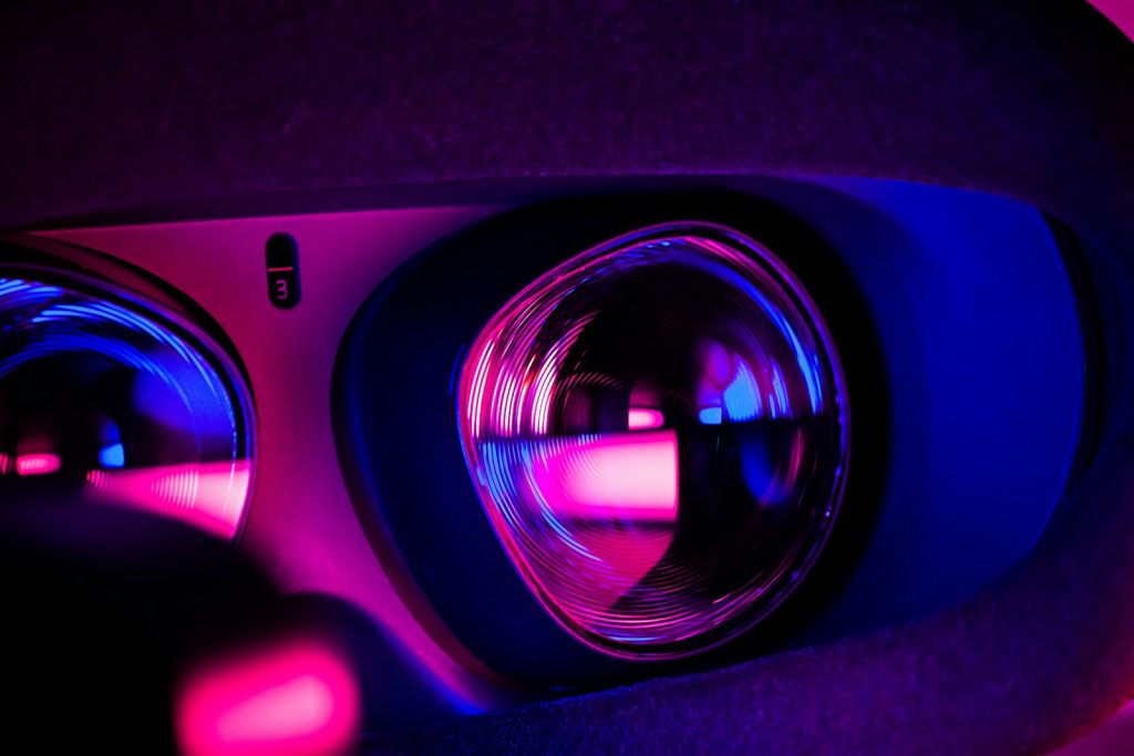 Nahaufnahme der Linsen einer VR-Brille in violettem und blauem Licht