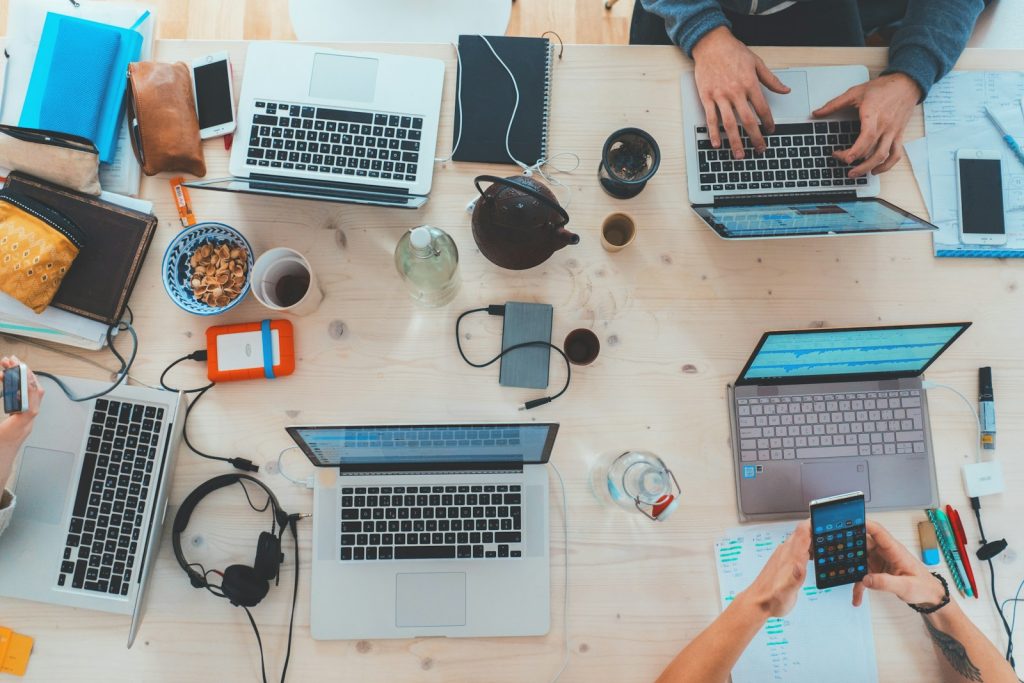 Arbeitsplatz mit aufgeklapptem Laptop und Notizen auf einem Schreibtisch im Büro
