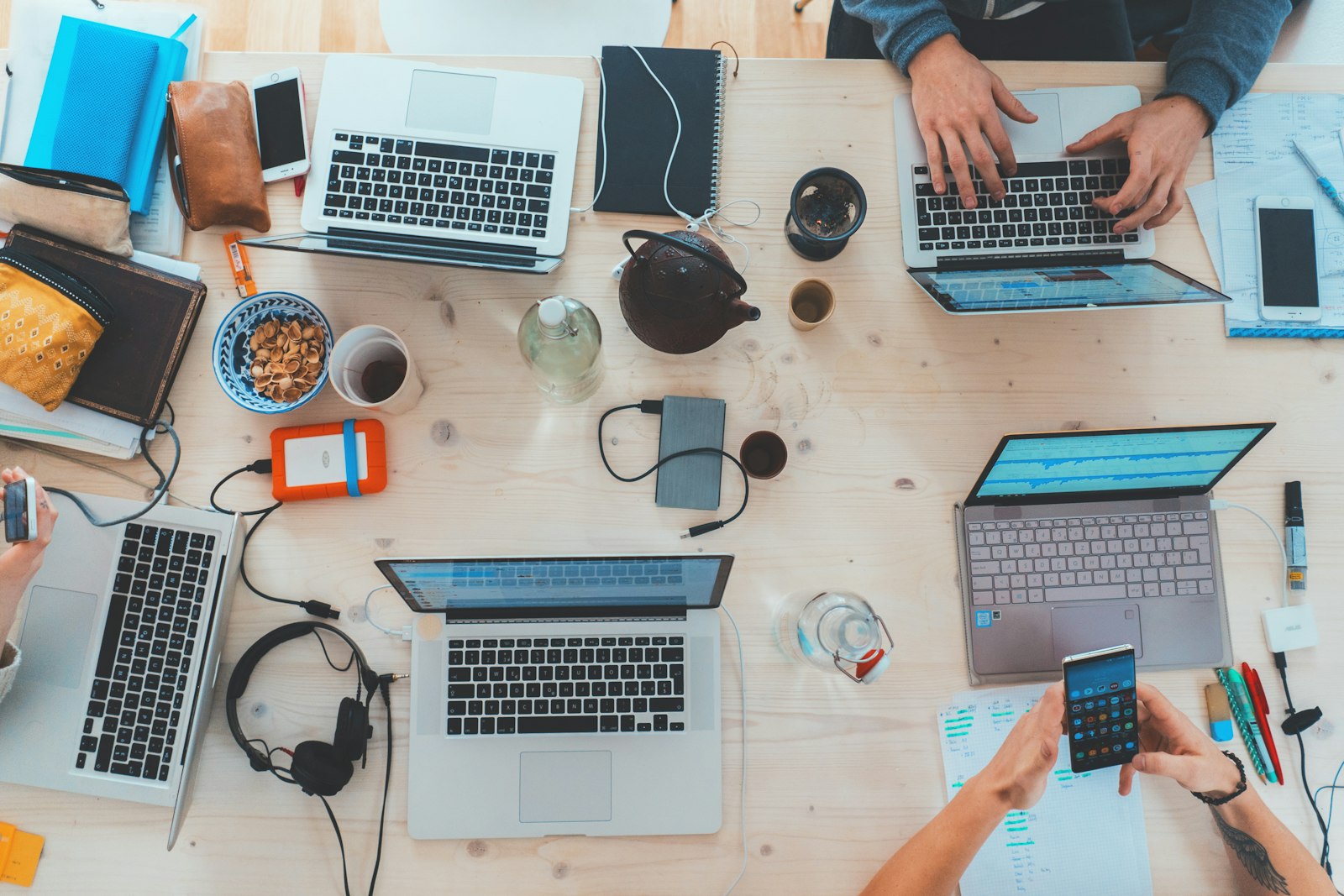 Arbeitsplatz mit aufgeklapptem Laptop und Notizen auf einem Schreibtisch im Büro