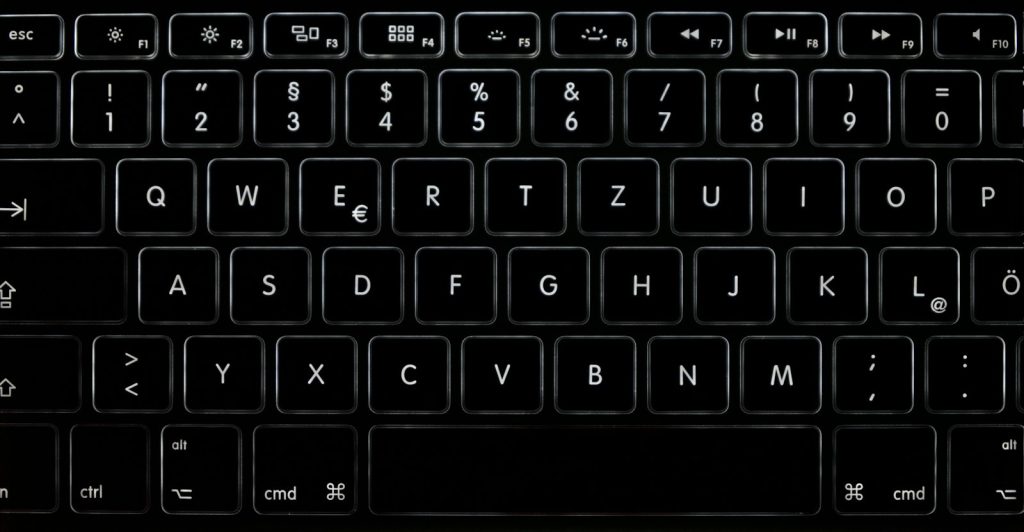 Nahaufnahme einer schwarzen Computertastatur mit deutscher Tastenbelegung
