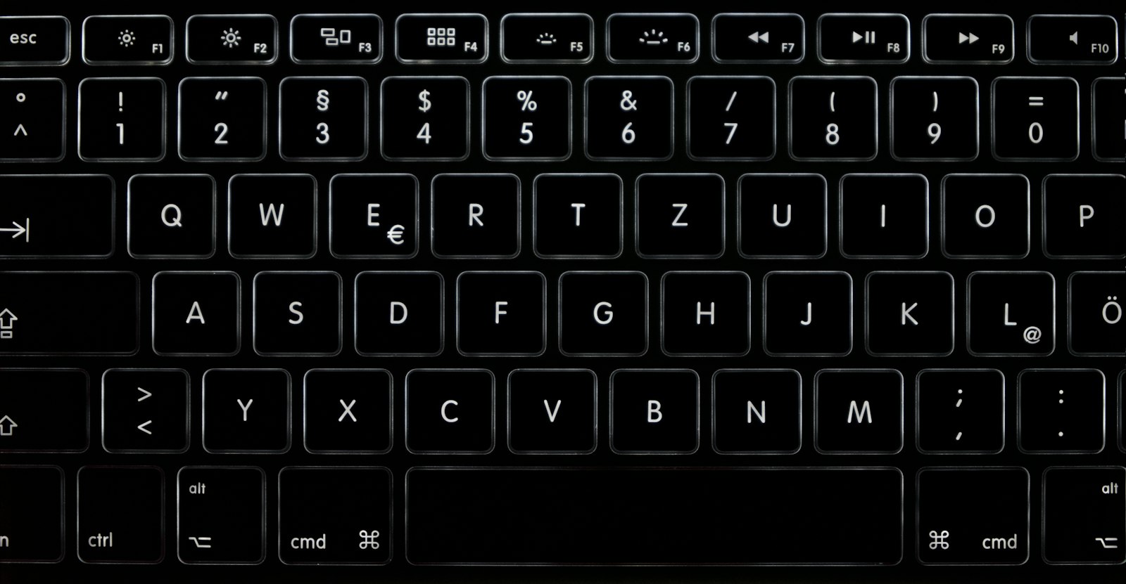Nahaufnahme einer schwarzen Computertastatur mit deutscher Tastenbelegung