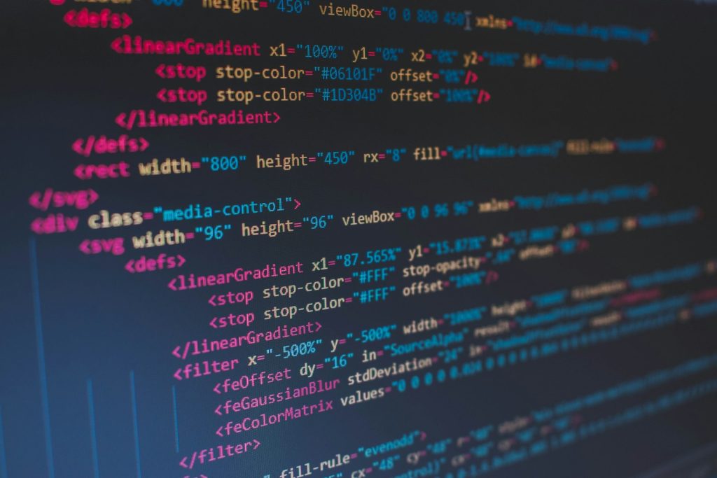 Serverreihen in einem Rechenzentrum, symbolisch für den Angriff auf die Softwareplattform RubyGems