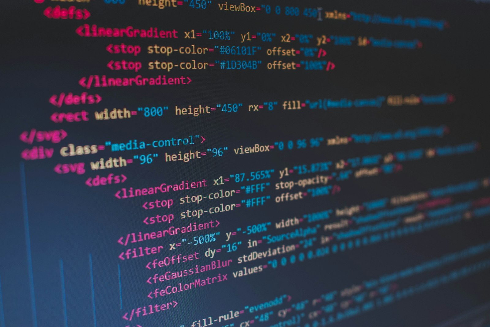 Serverreihen in einem Rechenzentrum, symbolisch für den Angriff auf die Softwareplattform RubyGems