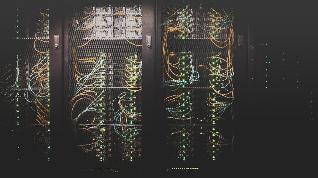 Beleuchtete Serverracks in einem Rechenzentrum