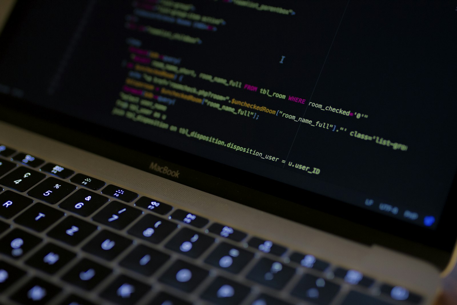 Dunkler Bildschirm mit Programmcode als Symbol für automatisierte Cyberangriffe durch KI-Modelle