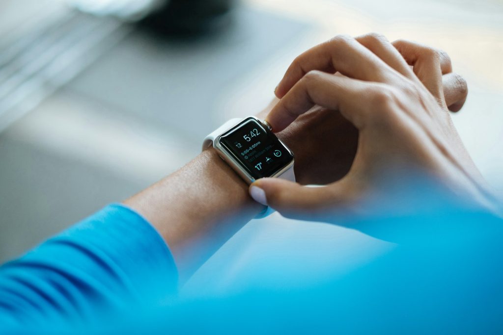 Eine Smartwatch am Handgelenk mit Gesundheitsanzeige auf dem Display