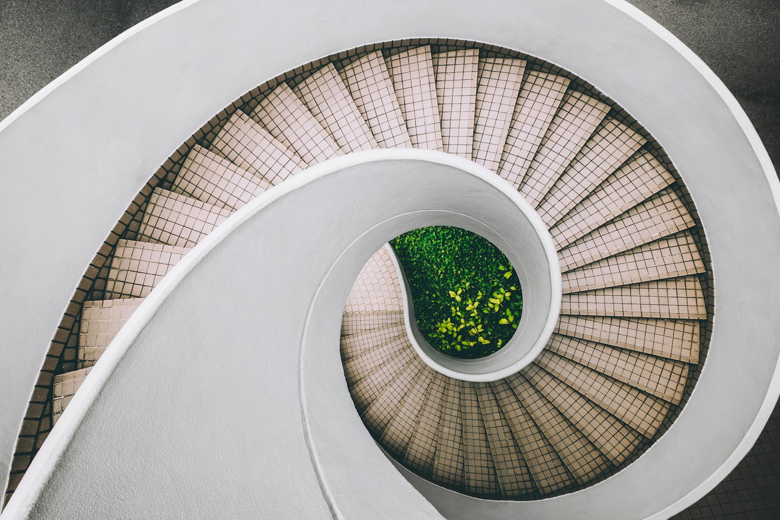 Wendeltreppe von oben fotografiert, als Sinnbild für wiederholte Durchläufe