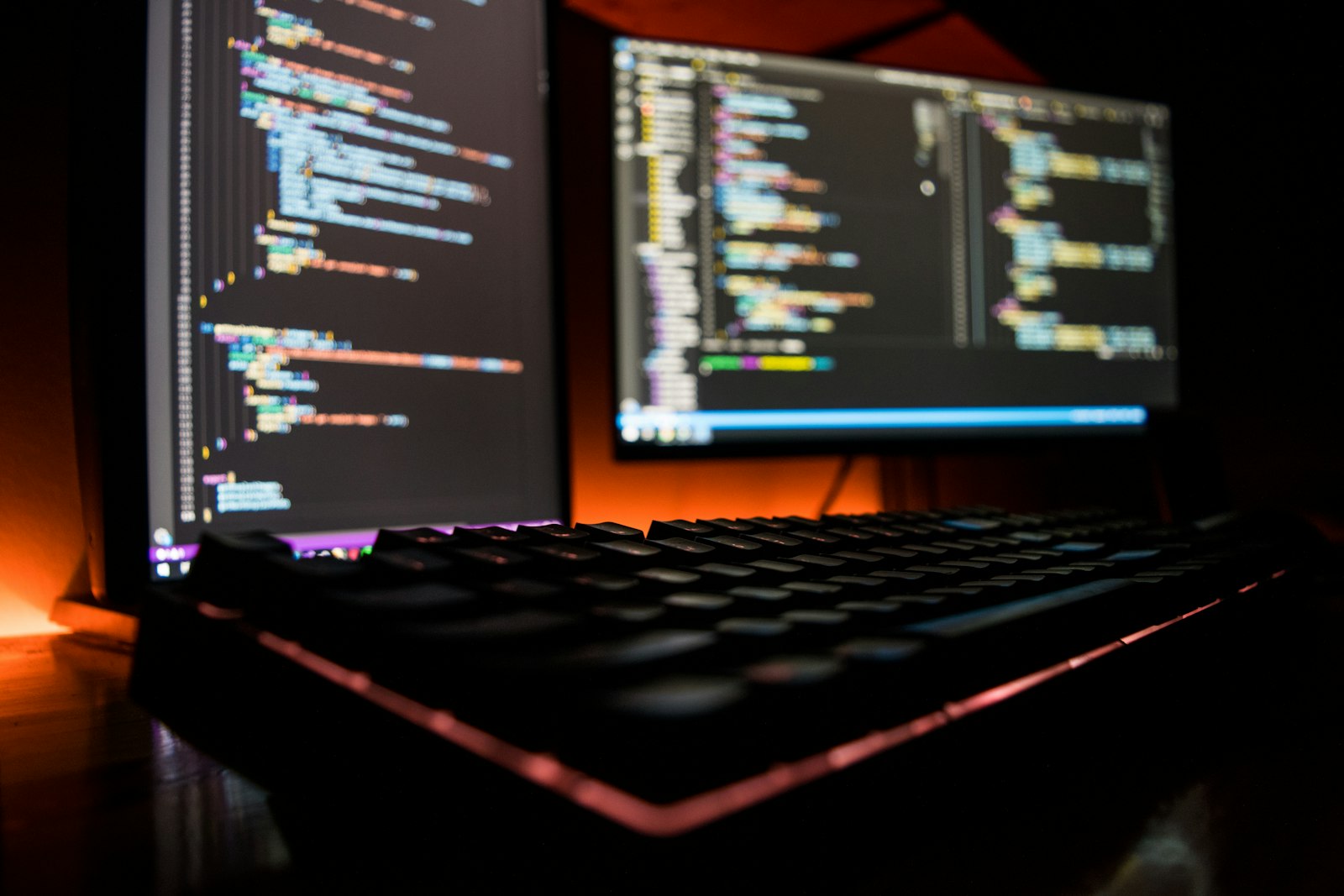 Laptop mit Code und Spielgrafik als Symbol für KI-gestützte Spieleentwicklung