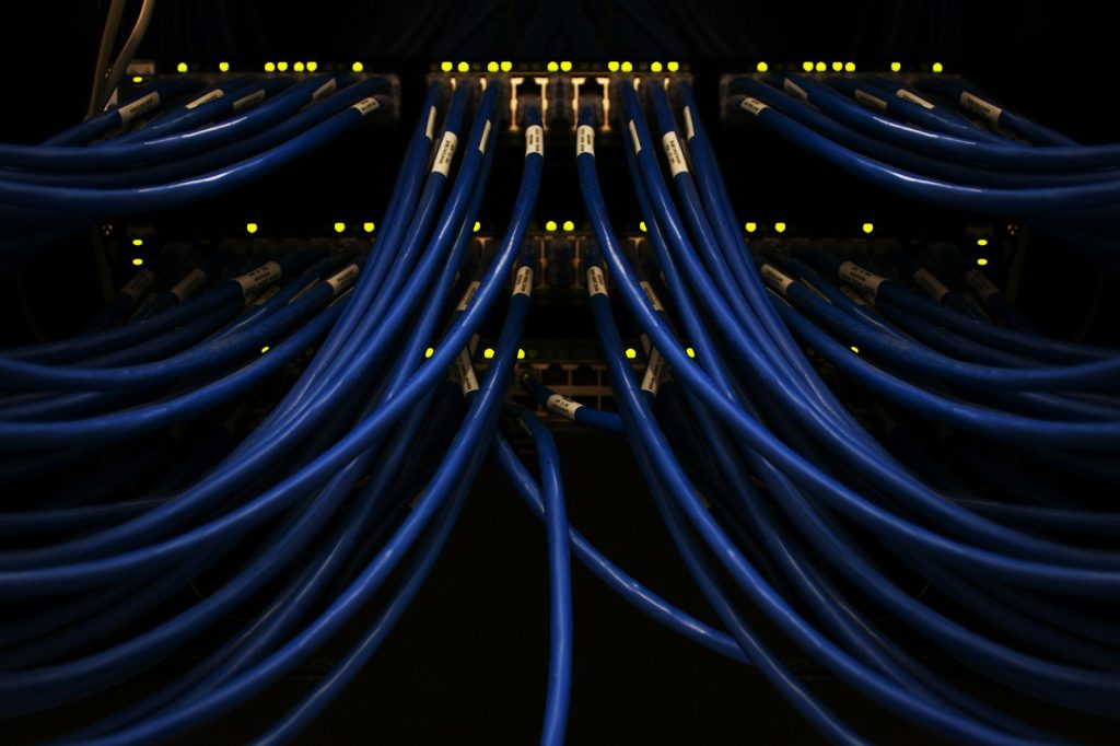 Netzwerkkabel in einem Rechenzentrum