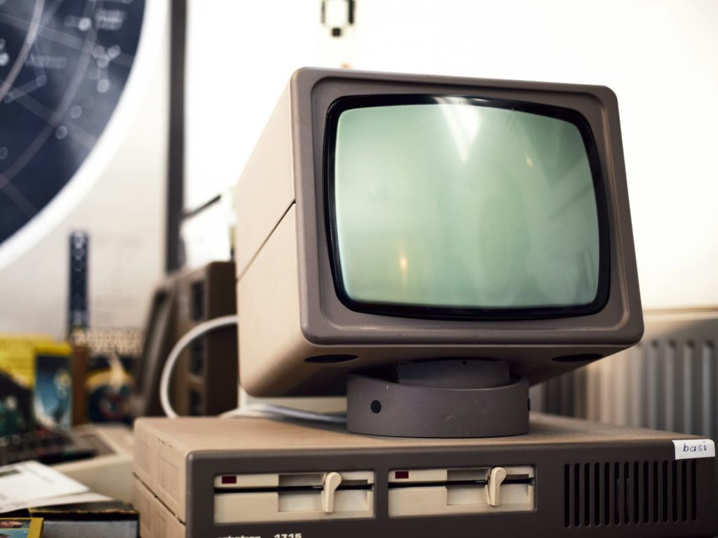 Historischer Computer mit Bildschirm und Tastatur in einer Ausstellung