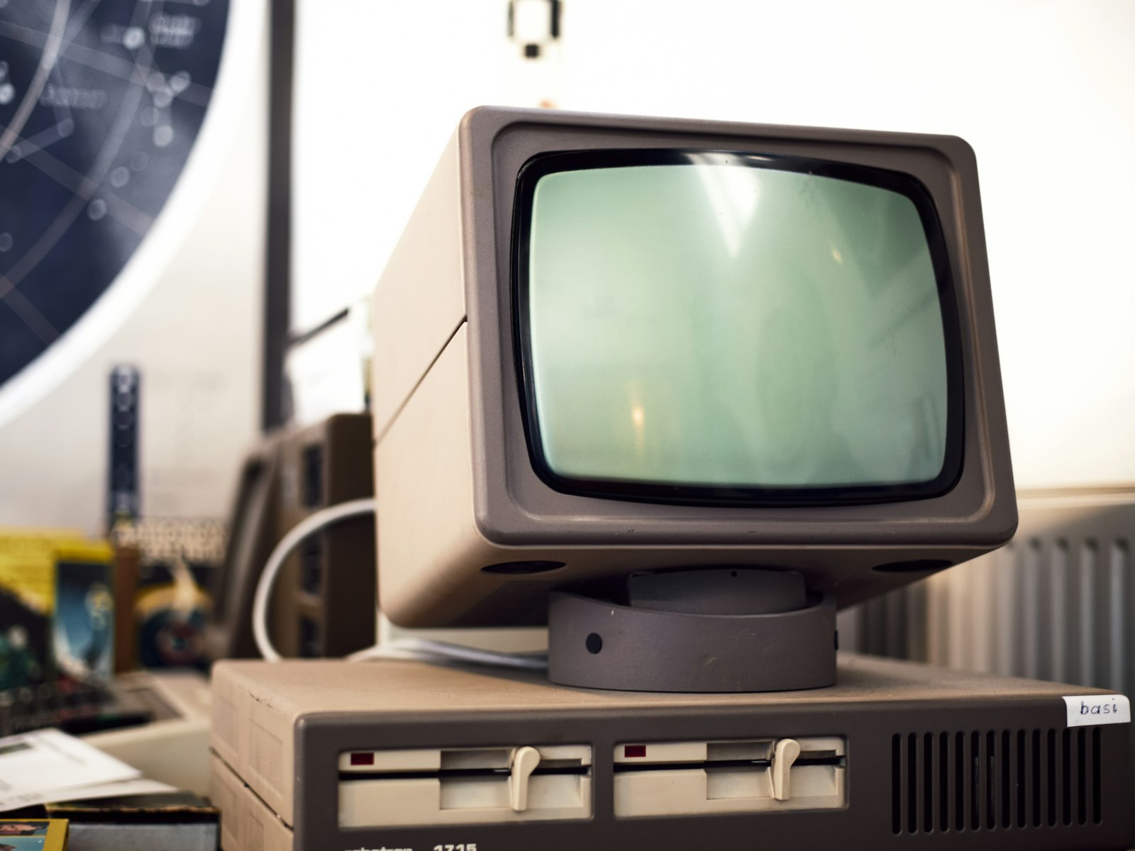 Historischer Computer mit Bildschirm und Tastatur in einer Ausstellung