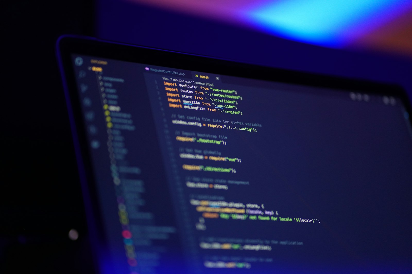 Minimalistische Codezeilen auf einem Bildschirm, symbolisch für aufgeräumte KI-Agenten-Anweisungen