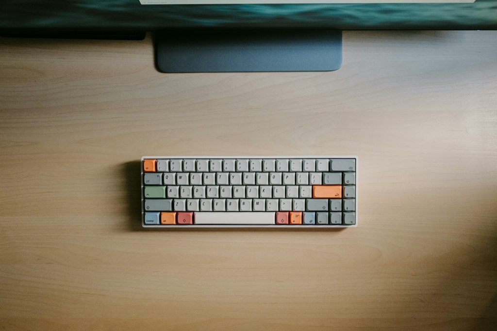 Nahaufnahme einer Tastatur auf einem aufgeräumten Schreibtisch