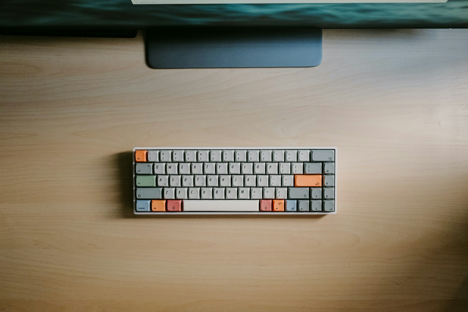 Nahaufnahme einer Tastatur auf einem aufgeräumten Schreibtisch