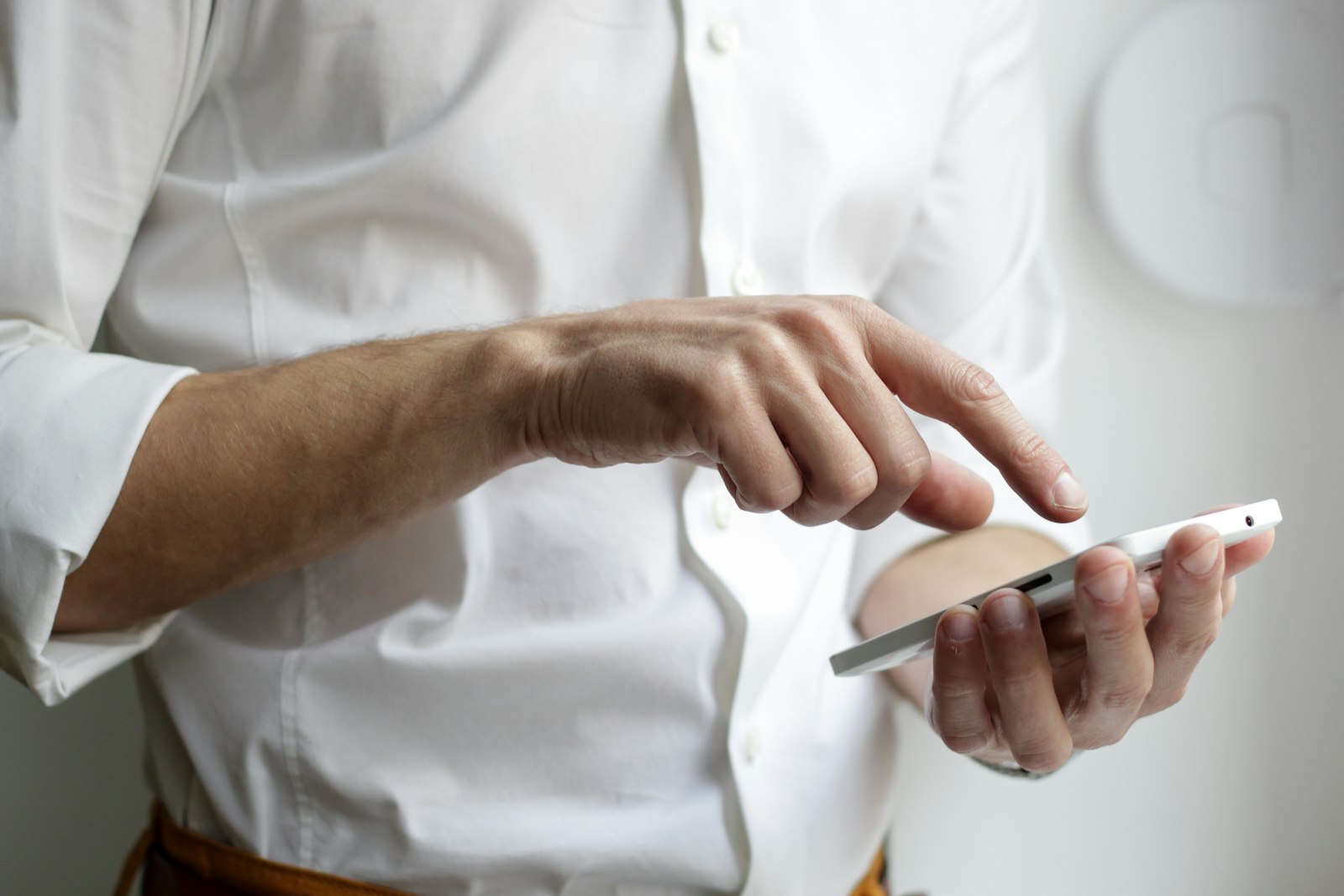 Hand hält ein Smartphone mit geöffneter Chat-Ansicht