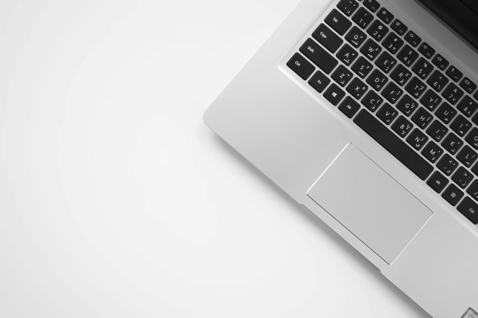 Laptop auf einem Schreibtisch mit geöffnetem Webbrowser