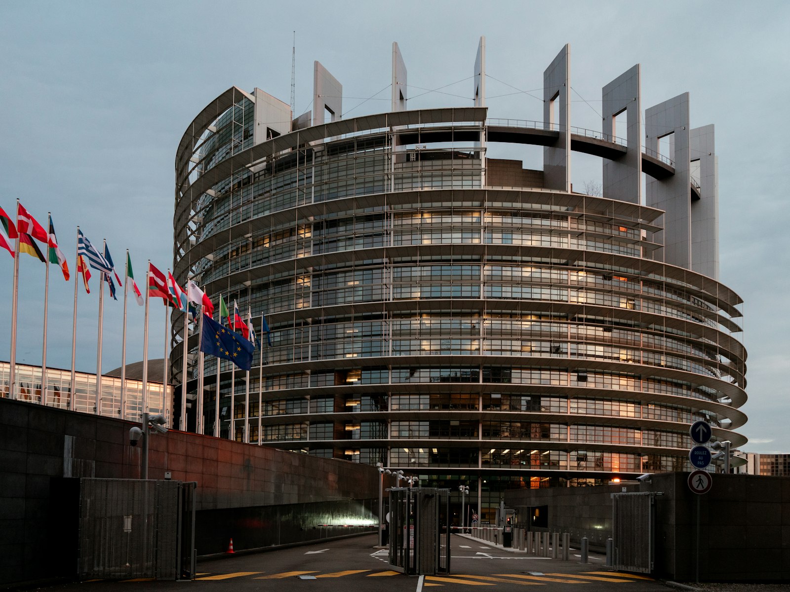 Gebäude europäischer Institutionen als Symbolbild für die KI-Aufsicht