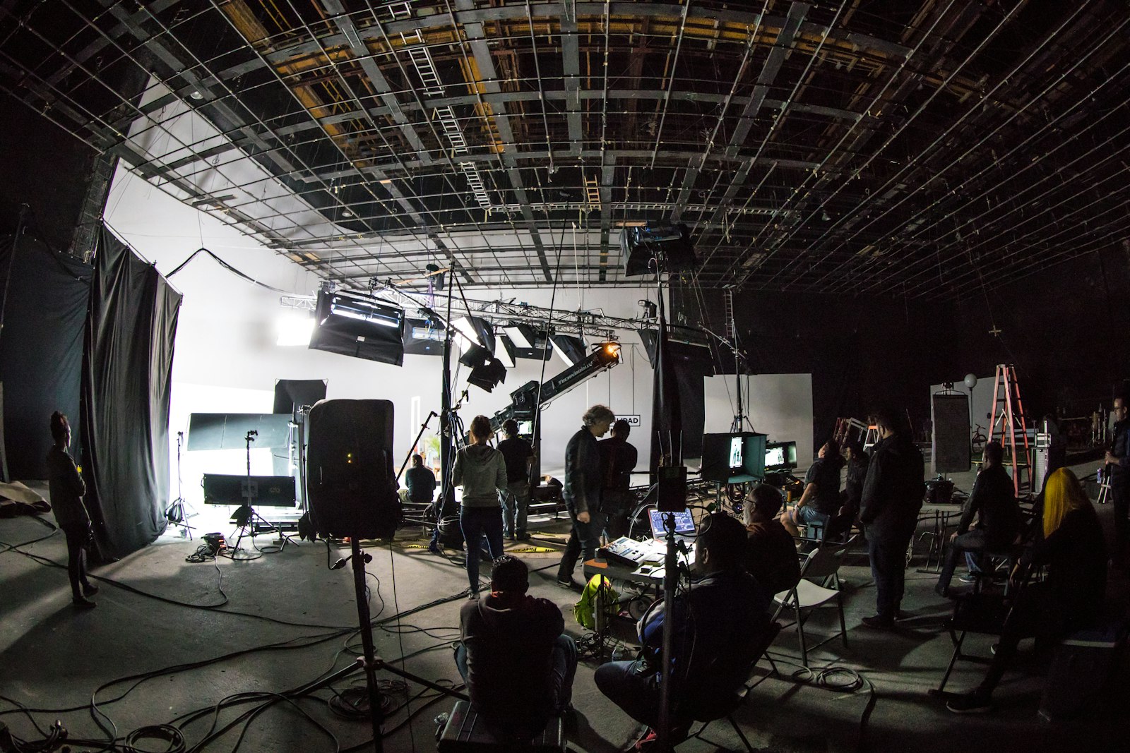 Filmstudio mit Beleuchtung, Kameratechnik und einer Crew am Set