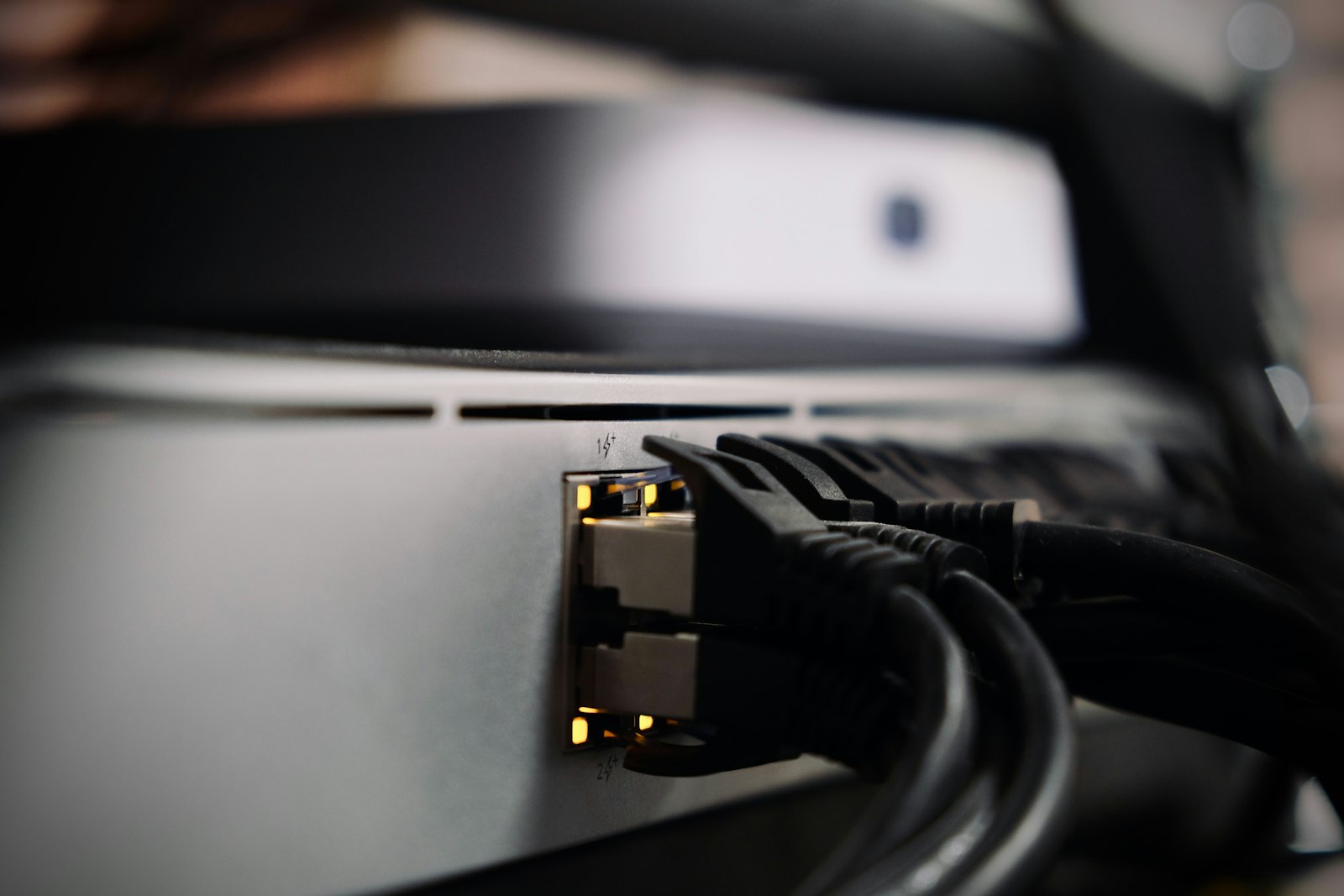 Serverschränke in einem Rechenzentrum mit Kabeln und Statusleuchten