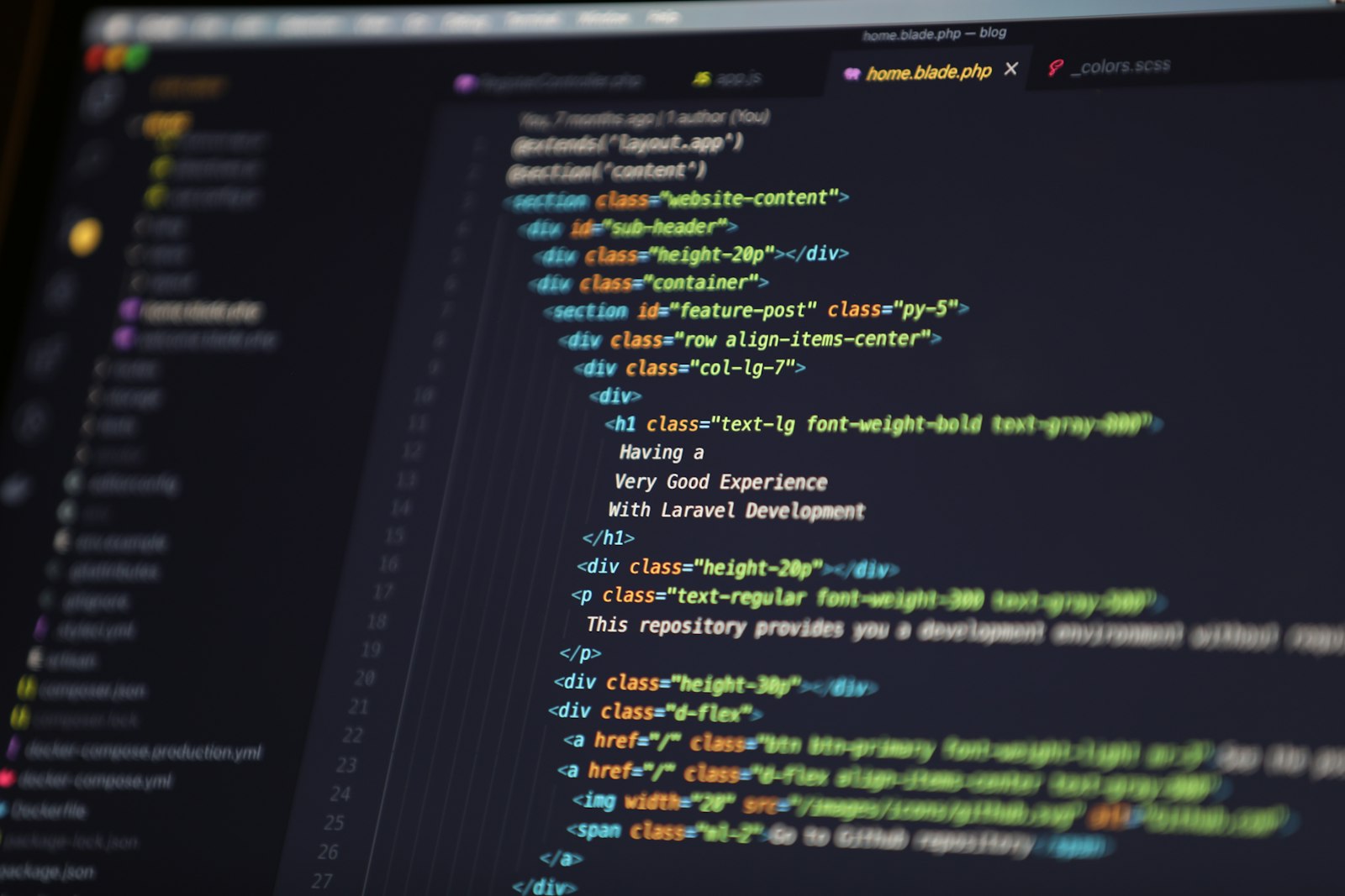 Programmcode auf einem Laptop-Bildschirm in einer dunklen Umgebung