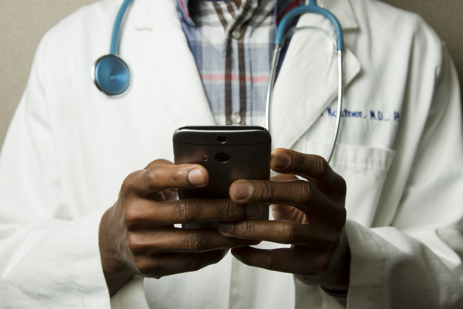 Smartphone mit geöffnetem Terminkalender in einer Arztpraxis