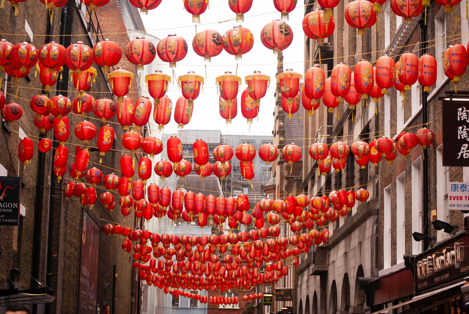 Rote Laternen über einer Straße in einer chinesischen Stadt