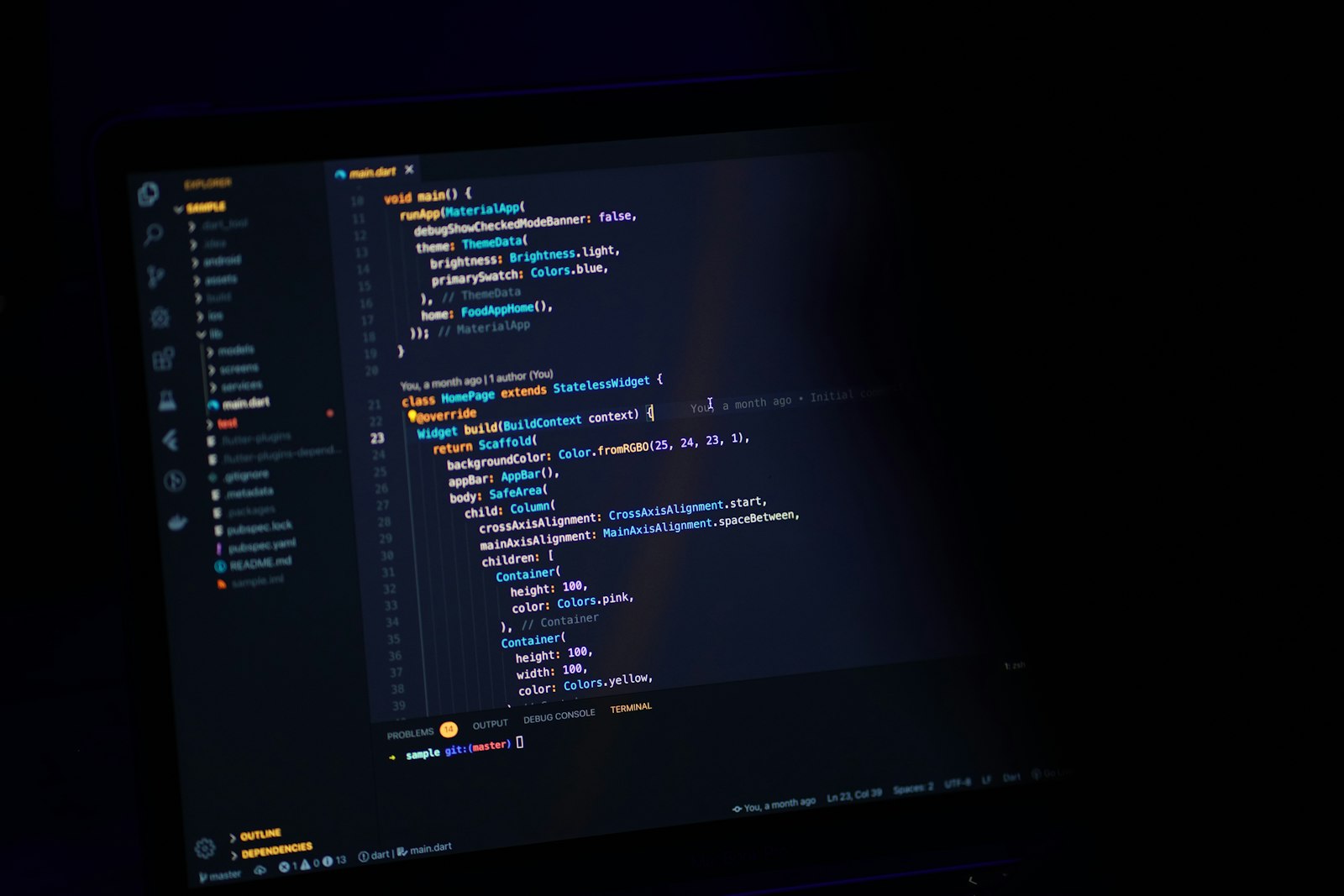 Bildschirm mit Programmcode in dunkler Umgebung